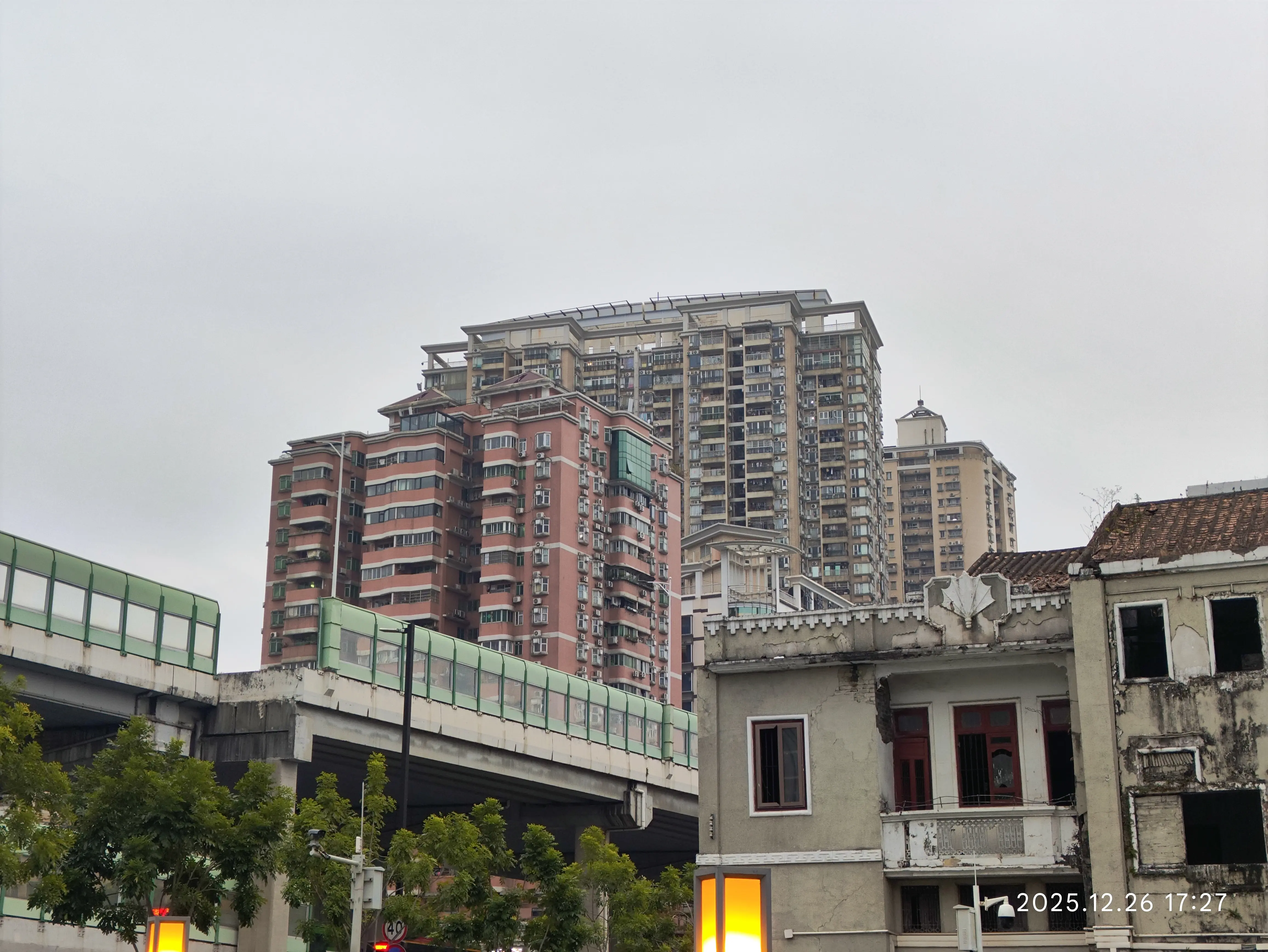 葵生日当天去吃饭的时候拍的(