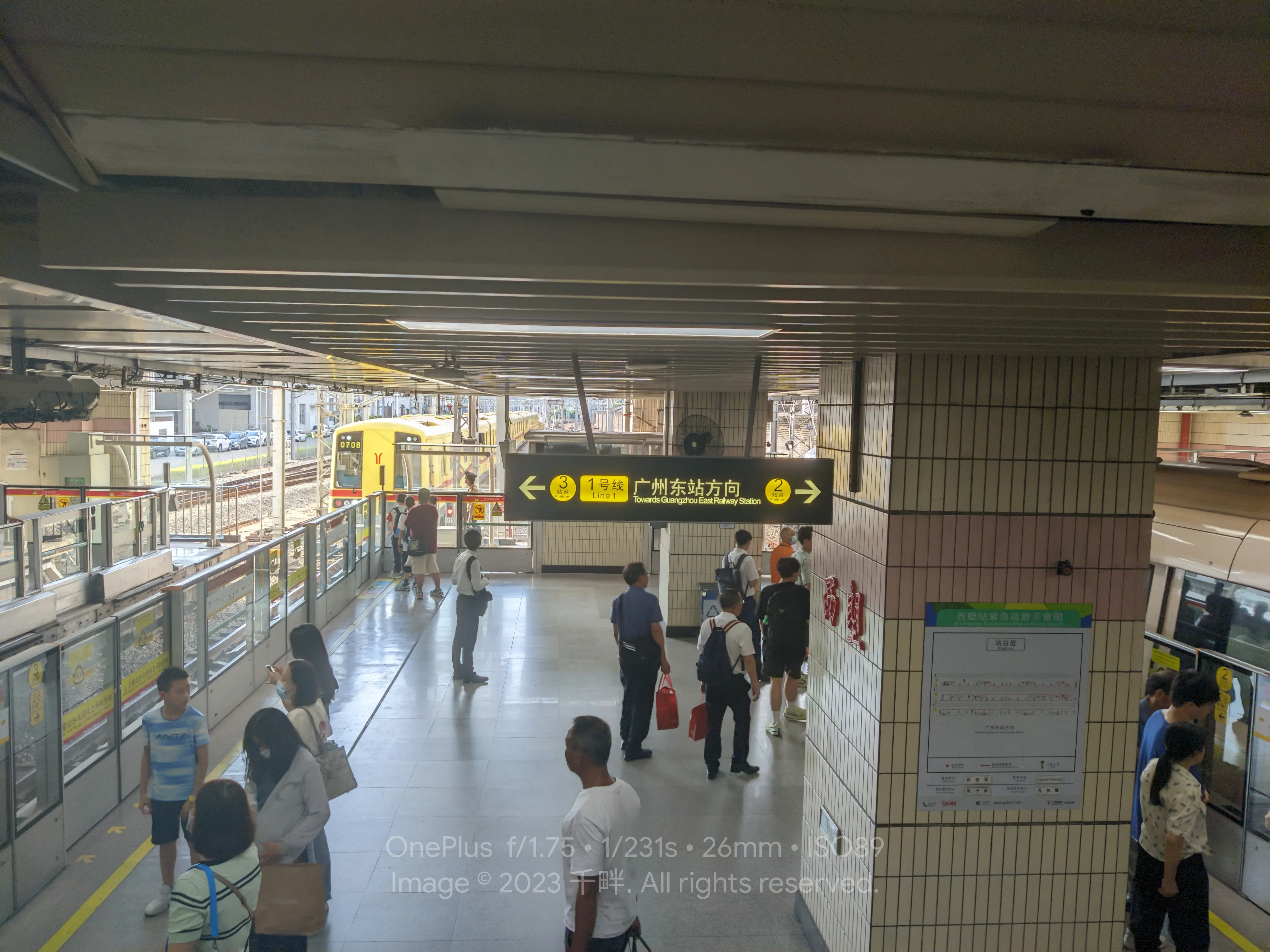 从楼梯下到 2 与 3 站台