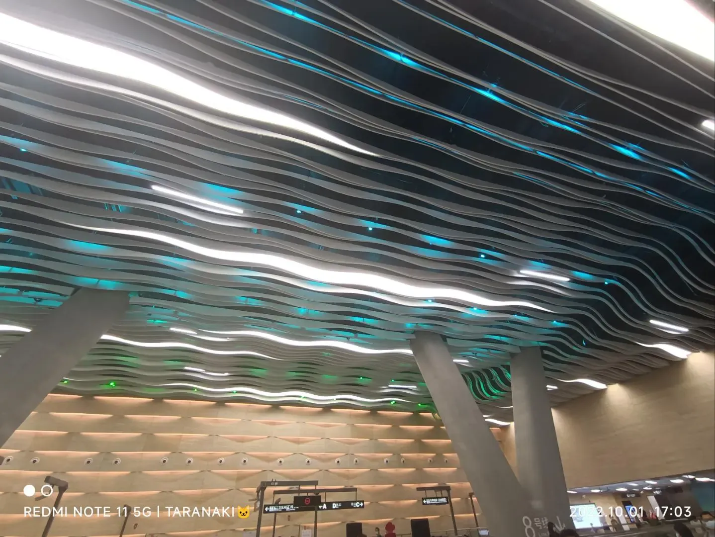 看，天花板会变颜色！