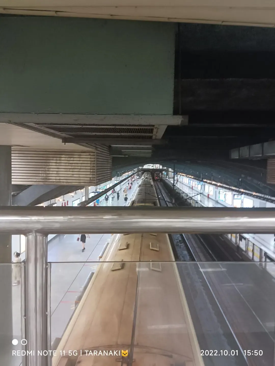 一辆黄色外观列车进站