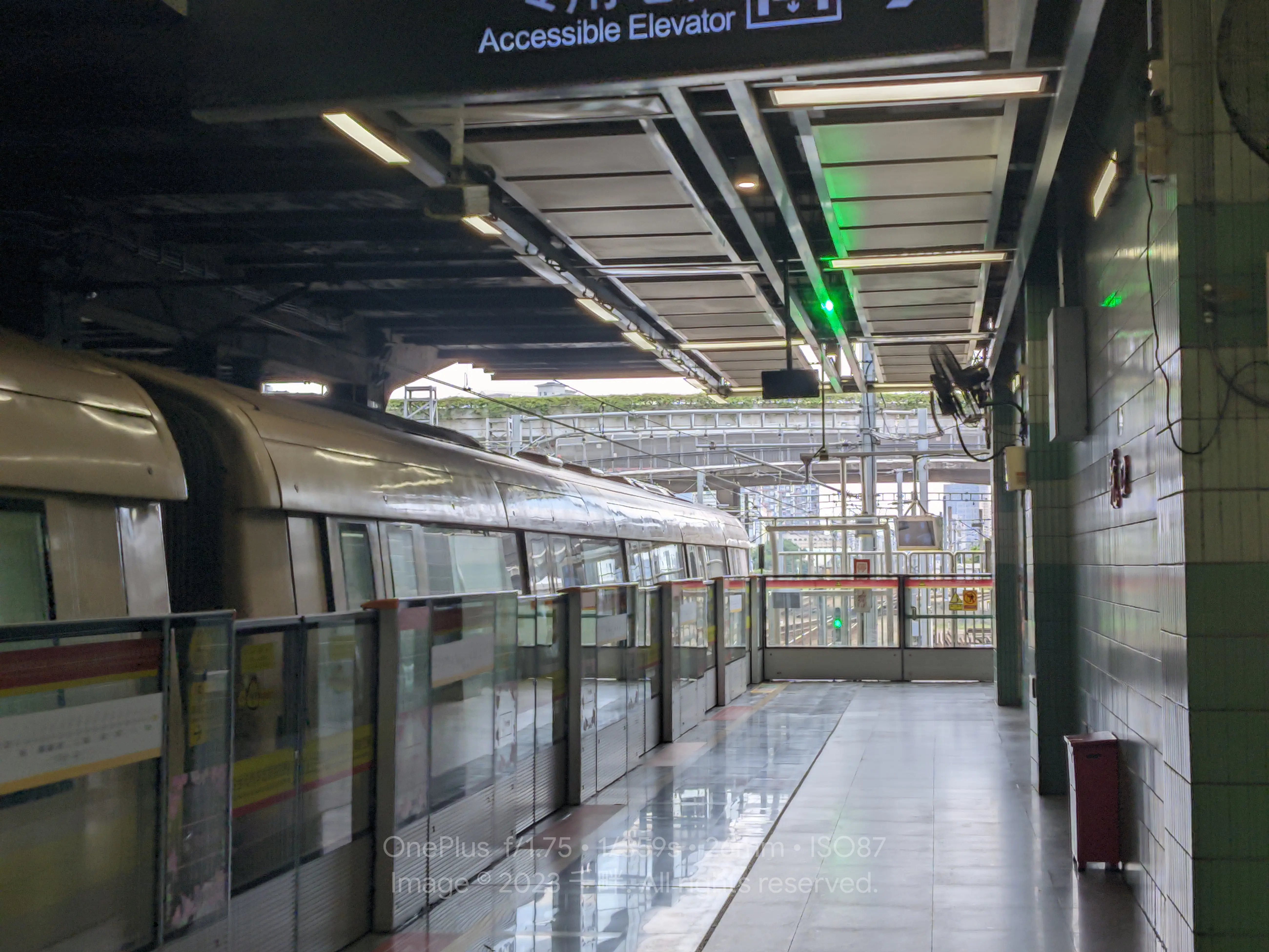 坑口站 2 站台西塱方向列车出站